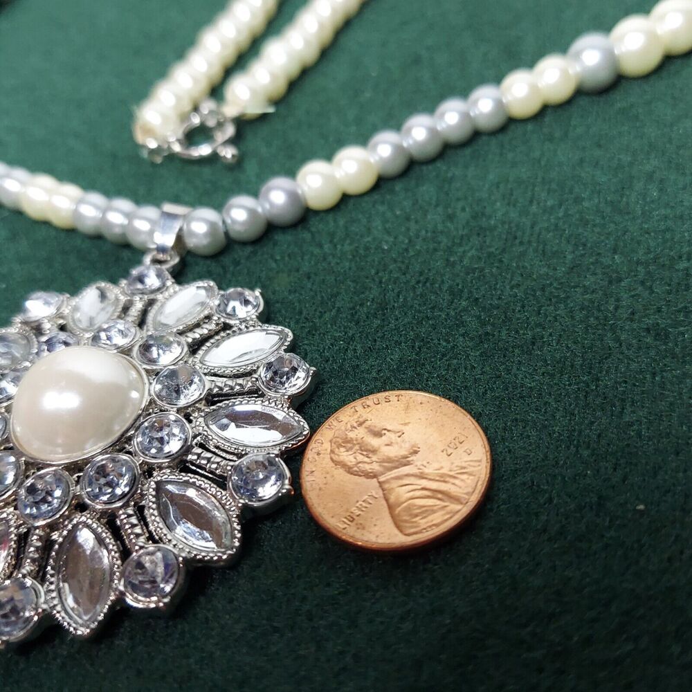 white and silver beads with flower pendant necklace 26"  flower 2" - Picture 4 of 6